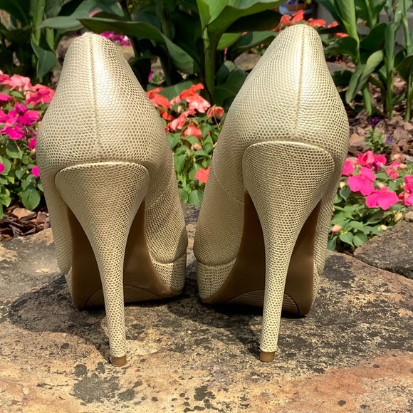 Apt 9 Gold/Cream Colored Platform Stilettos - Size 6 - Picture 7 of 9